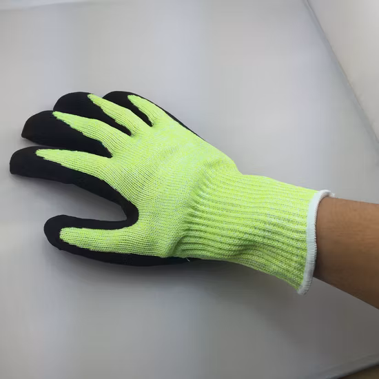 Guante de trabajo resistente al corte de palma de nitrilo arenoso de Hppe de calibre 13