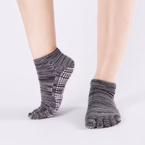 Calcetines de yoga antideslizantes con punta abierta, suaves y acogedores, al por mayor de fábrica, con puntos de PVC